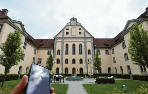  ?? Fotos: Marcus Merk ?? Die neue Lauschtour rund um Kloster Holzen, die man sich kostenlos auf das Smartphone laden kann, führt auch in den Innenhof des Klosters beziehungs­weise des heutigen Hotels. Dort ist auch noch der ehemalige Kreuzgang erkennbar.