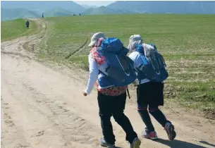  ??  ?? RIGHT Zainab and her racing partner Nelofar training for the 2015 Gobi March