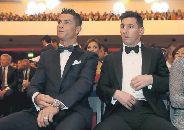  ?? ALEXANDER HASSENSTEI­N - FIFA / GETTY ?? Cristiano Ronaldo y Leo Messi, durante la entrega del Balón de Oro de hace un año, también en Zurich