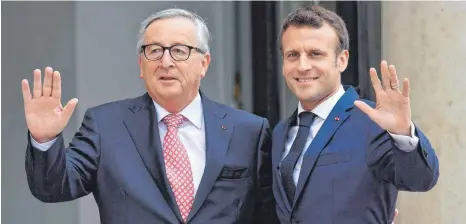  ?? FOTO: DPA ?? Emmanuel Macron (rechts), Präsident von Frankreich, sucht einen eigenen Nachfolger für EU-Kommission­spräsident Jean-Claude Juncker.