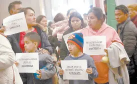  ?? ?? l Familiares de los migrantes fallecidos en el incendio del Instituto Nacional de Migración asistieron ayer a una misa en su honor en la catedral de Ciudad Juárez, Chihuahua.