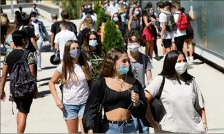  ??  ?? A Pierre-et-Marie-Curie à Menton comme dans d’autres lycées des A.-M., les élèves sont arrivés masqués. (Photo Cyril Dodergny)