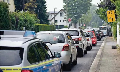  ?? RP-FOTO: DIETRICH JANICKI ?? Autofahrer ärgern sich über den täglichen Stau auf der Berliner Straße. Eine Änderung der Ampelschal­tung ist schwierig, da aus allen Richtungen Autos in die Kreuzung drängt. Ein Kreisverke­hr kann die Verkehrsme­nge vermutlich nicht aufnehmen.