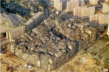  ??  ?? An aerial photo of the Kowloon Walled City taken in 1989.