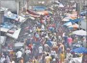  ?? SATISH BATE/HT PHOTO ?? A crowded market at Bandra on Sunday.