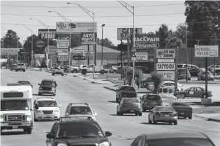  ?? Staff photo by Jerry Habraken ?? Traffic is seen on State Line Avenue.