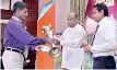  ??  ?? MINISTER MAHINDA YAPA ABEWARDENA PRESENTING AN AWARD