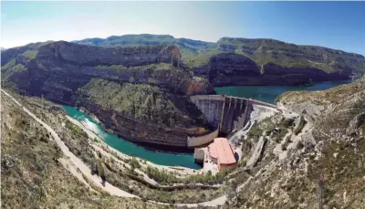  ??  ?? HIDROELÉCT­RICA. La compañía opera 13.000 MW hidroeléct­ricos en el mundo. Algunos de sus proyectos son capaces de acumular energía eléctrica bombeando agua a un embalse superior.