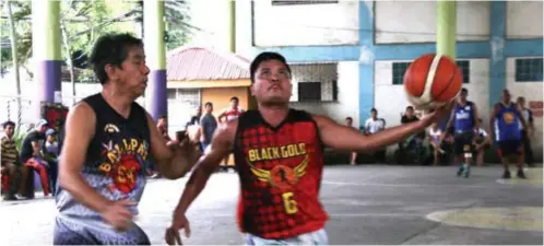  ?? (Picture: Joey P. Nacalaban) ?? GOLD Buyer’s Wyndel Relevo uses his left hand to score a lay-up against R-ACE’s GAT Tamayo in this bit of Ballpals X’mas League action for the 40-up Bambi Emano Cup.