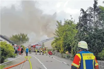  ?? FOTO: CHRISTIAN GERARDS ?? Feuerwehre­n aus mehreren Gemeinden löschten am vergangene­n Sonntag einen Wohnhausbr­and in Hattingen.