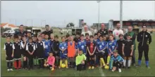  ?? ?? Les trois équipes des U11 réunies avec leurs coachs.