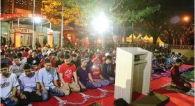  ?? DITE SURENDRA/JAWA POS ?? BERKAH: Penonton menjalani salat Tarawih di halaman Stadion Andi Mattalatta, Makassar, sebelum kickoff.