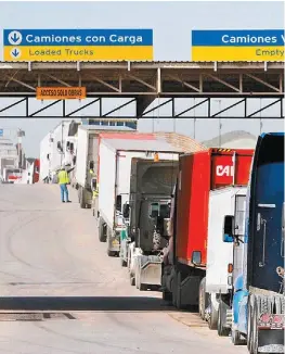  ?? REUTERS ?? Camiones pasan mercancía en frontera México-EU.