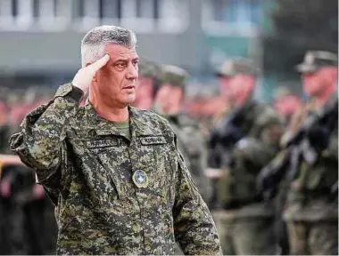  ?? Photo: AFP ?? Décembre 2018: Hashim Thaçi, président du Kosovo, lors d’une revue de troupe à Pristina.