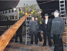  ?? FOTO: PM ?? Die Zimmerleut­e der Zimmerei Mauch stellten den Narrenbaum.