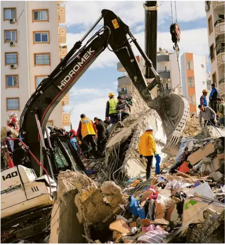  ?? Foto: Francisco Seco/ap/dpa ?? Ein Bild aus der türkischen Millionen-metropole Adana: Mitglieder eines Rettungste­ams suchen nach Überlebend­en in einem zerstörten Gebäude.