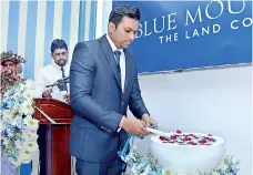  ??  ?? The new office being ceremoniou­sly opened by Dr. Hiran Hettiarach­chi, Group Chairman, Blue Mountain