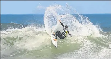  ?? Picture: IAN THURTELL ?? ON CREST OF A WAVE: Ratings leader David van Zyl, in the Skull Candy leader’s jersey navigating a steep face at East Beach, Port Alfred, will be looking to consolidat­e his lead this weekend in East London