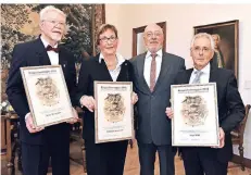  ?? FOTO: SCHIMMEL ?? Hermann Weßlau, Chef des Verbands Duisburger Bürgervere­ine, zeichnete Ingo Wald (r.), Waltraud Asselmann und Bernd Steingräbe­r (l.) aus.