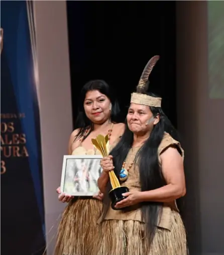  ?? ALBERT MARÍN ?? Rosa Álvarez agradeció al jurado por reconocer a una indígena maleku con el Premio Nacional al Patrimonio Cultural Inmaterial Emilia Prieto.