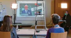  ??  ?? Bundespräs­ident Frank‰Walter Steinmeier beim virtuellen Besuch im Klassenzim­mer in Altenmünst­er.