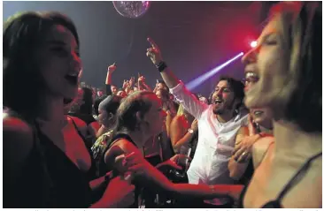  ?? (Photos Alexandra Boquet) ?? « Le samedi soir, on arrive à avoir une majorité de filles », assure Sylvain Chabre, qui leur propose l’entrée gratuite jusqu’à une heure.