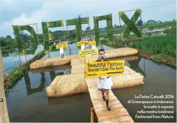  ??  ?? La Detox Catwalk 2016 di Greenpeace in Indonesia: lo scatto è esposto nella mostra londinese Fashioned from Nature.