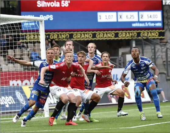  ?? FOTO: LEHTIKUVA/EMMI KORHONEN ?? FULL POTT. Efter 1-0-målet av Pekka Sihvola en knapp timme in i matchen lyckades HIFK med sitt försvarssp­el och höll det egna målet tomt.