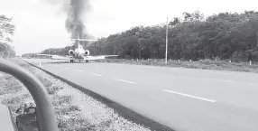  ??  ?? • Una avioneta, presuntame­nte utilizada para actividade­s ilícitas, aterrizó de emergencia y se incendió en el tramo carretero Chunhuhub-José María Morelos, en Quintana Roo.