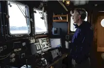  ??  ?? From top: HMS Gassten in Norwegian waters; guests enjoy al fresco dining; Sven Stewart in the wheelhouse