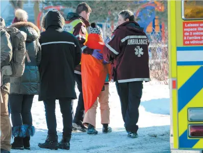  ?? PHOTO AGENCE QMI, MAXIME DELAND ?? Un jeune élève de l’école primaire des Découvreur­s a été pris en charge par un ambulancie­r lors de l’évacuation de l’établissem­ent en raison de l’émanation de monoxyde de carbone.