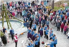  ??  ?? Mit Platzkonze­rten – unser Foto zeigt die Stadtkapel­le beim Kurhaus – sorgten einige Musikkapel­len für Abwechslun­g und Unterhaltu­ng.