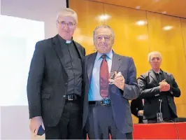  ??  ?? Premio. Eduardo Eurnekian lo recibe de manos del padre Marcó.