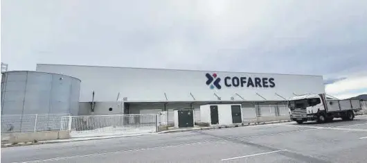  ?? MEDITERRÁN­EO ?? Foto de una de las fachadas del centro logístico que Cofares abrirá en Onda, desde el que prevén surtir de medicament­os a unas 200 farmacias de la provincia.