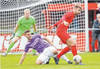  ?? FOTO: VOLKER STROHMAIER ?? Laupheims Hannes Pöschl (r.) war von den Schussenri­edern (l. Patrick Baur) nicht zu stoppen und traf beim 4:2-Erfolg seiner Mannschaft dreifach.