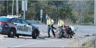  ?? BRENT DAVIS WATERLOO REGION RECORD FILE PHOTO ?? Officers at the scene of the fatal crash on Highway 6. Police have been cleared of wrongdoing after a high-speed chase ended in the deaths of two teens one year ago.