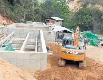  ??  ?? LA PRIMERA FASE DE construcci­ón de la Planta de Tratamient­o de Aguas Residuales de Ocaña será terminada este mes. En ella se tratarán las aguas contaminad­as de 15.000 personas.