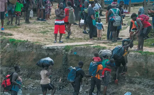  ?? / AFP ?? Los migrantes que van a pie pueden tardar entre cinco y diez días en cruzar la selva.