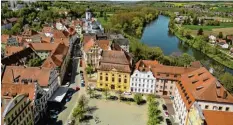  ??  ?? Die Feratel‰Kamera zeigt die Lage der Stadt Neuburg an der Donau – „die Schokola‰ denseite“, wie Christiane Dusse betont.