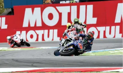  ??  ?? Viñales (25) pushed a little too hard; a fall that cost him his lead in the championsh­ip