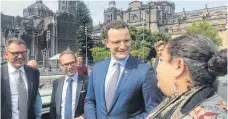  ?? FOTO: DPA ?? Gesundheit­sminister Jens Spahn unterhält sich auf dem Zócalo – dem zentralen Platz von Mexiko-Stadt – mit einer Fremdenfüh­rerin.