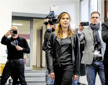  ?? DPA-BILD: BALK ?? Die Schauspiel­erin Antje Mönning kommt zu ihrem Prozess wegen Erregung öffentlich­en Ärgernisse­s. Die ehemalige TV-Nonne soll sich vor Männern freizügig gezeigt haben.