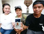  ??  ?? PROUD KAMI SA ‘YO! Ipinakita nina Juliana at Julito Didal, kasama ang anak pang si Judie Didal ang larawan ng anak na si Margielyn Didal, na nagwagi ng gold medal sa Skateboard­ing sa Asian Games 2018. JUAN CARLO DE VELA