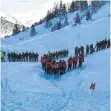  ?? FOTO: POLIZEI LECH ?? Einsatzkrä­fte suchten die Lawine systematis­ch ab.