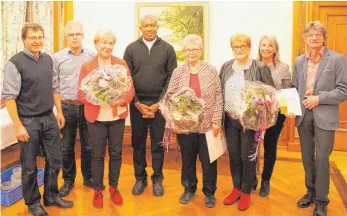  ?? FOTO: MARTIN BAWIDAMANN ?? Die Geehrten des Kirchencho­res mit Pfarrer Pius Adiele (Vierter von links), dem Vorstand Ralf (links) und Monika Lenke (Zweite von rechts) und Chorleiter Wolfgang Schellig (Zweiter von links).