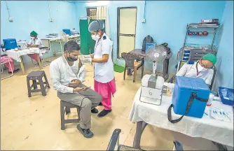  ?? PRATIK CHORGE/HT PHOTO ?? Medical staff inoculate beneficiar­ies at Rajawadi Hospital, Ghatkopar, on Friday.