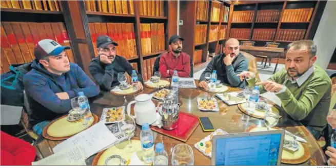  ?? JULIO GONZÁLEZ ?? Un momento del encuentro con representa­ntes de la cantera en la hemeroteca de Diario de Cádiz.
