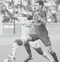  ??  ?? Paris Saint-Germain’s Argentinia­n forward Javier Pastore (right) fights for the ball during the French Ligue 1 football match between Paris Saint-Germain(PSG) and Amiens SC at the Parc des Princes stadium, in Paris. — AFP photo