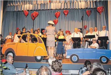  ?? FOTO: HEINZ THUMM ?? Originell und schwungvol­l präsentier­t: „Im Wagen vor mir fährt ein junges Mädchen ...“