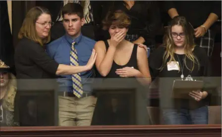  ?? MARK WALLHEISER — THE ASSOCIATED PRESS ?? Sheryl Acquarola, a 16 year-old junior from Marjory Stoneman Douglas High School is overcome with emotion in the east gallery of the House of Representa­tives after the representa­tives voted not to hear the bill banning assault rifles and large capacity...